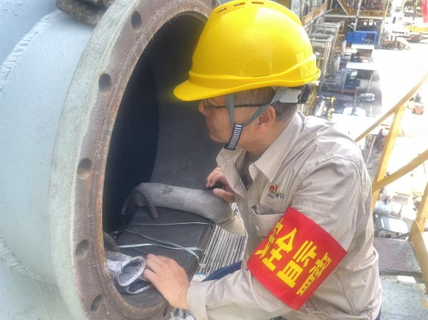 班長張宏濤在氣化煤漿槽處復(fù)查清洗完成工作.jpg