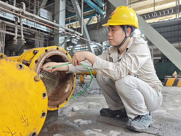 7月6日，動(dòng)力車間三期現(xiàn)場(chǎng)，李云飛正在清理油冷器.jpg