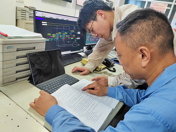 魏高強為董宇斌講解鍋爐理論知識.jpg